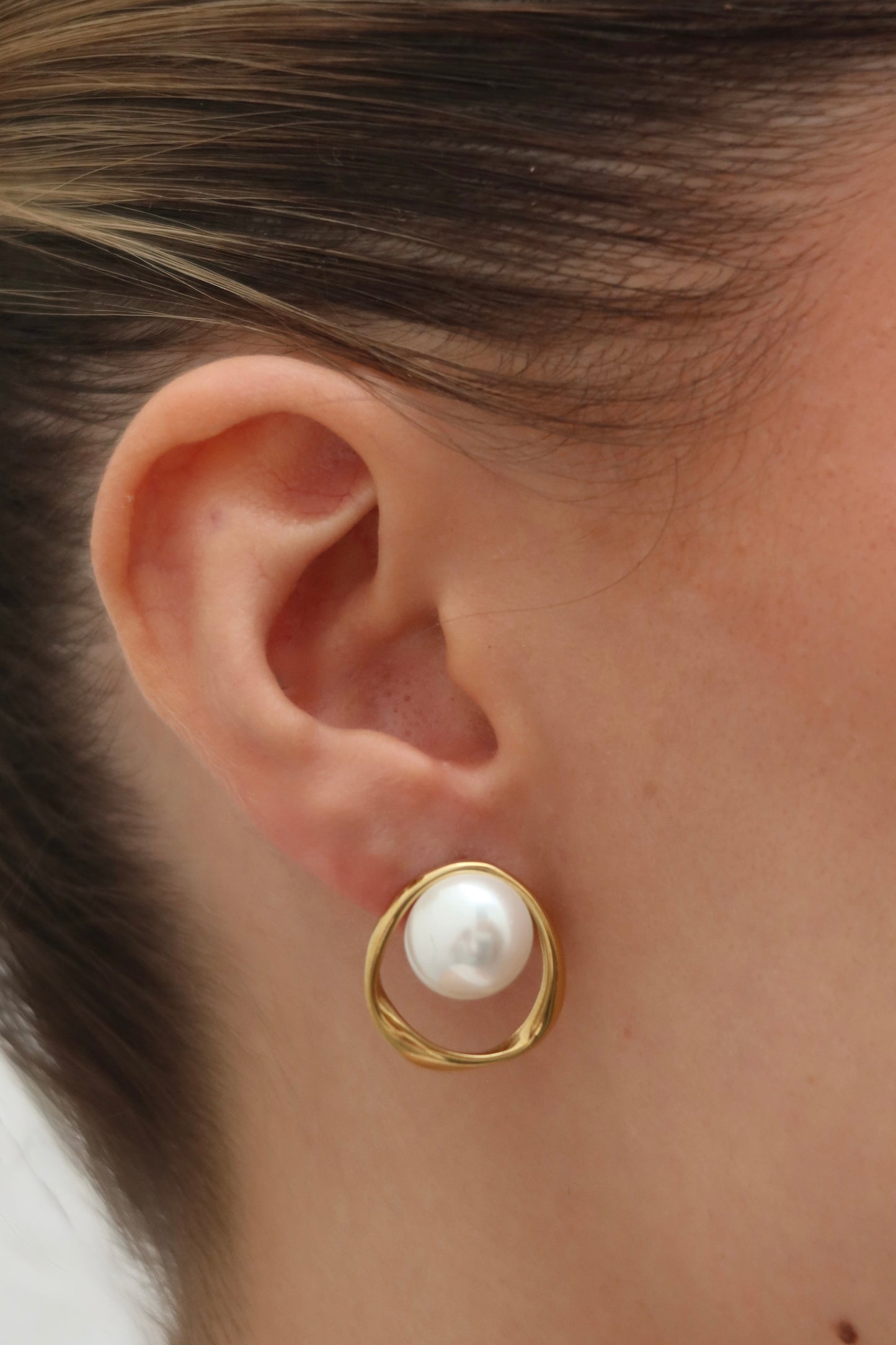 Aretes asimétricos con perla