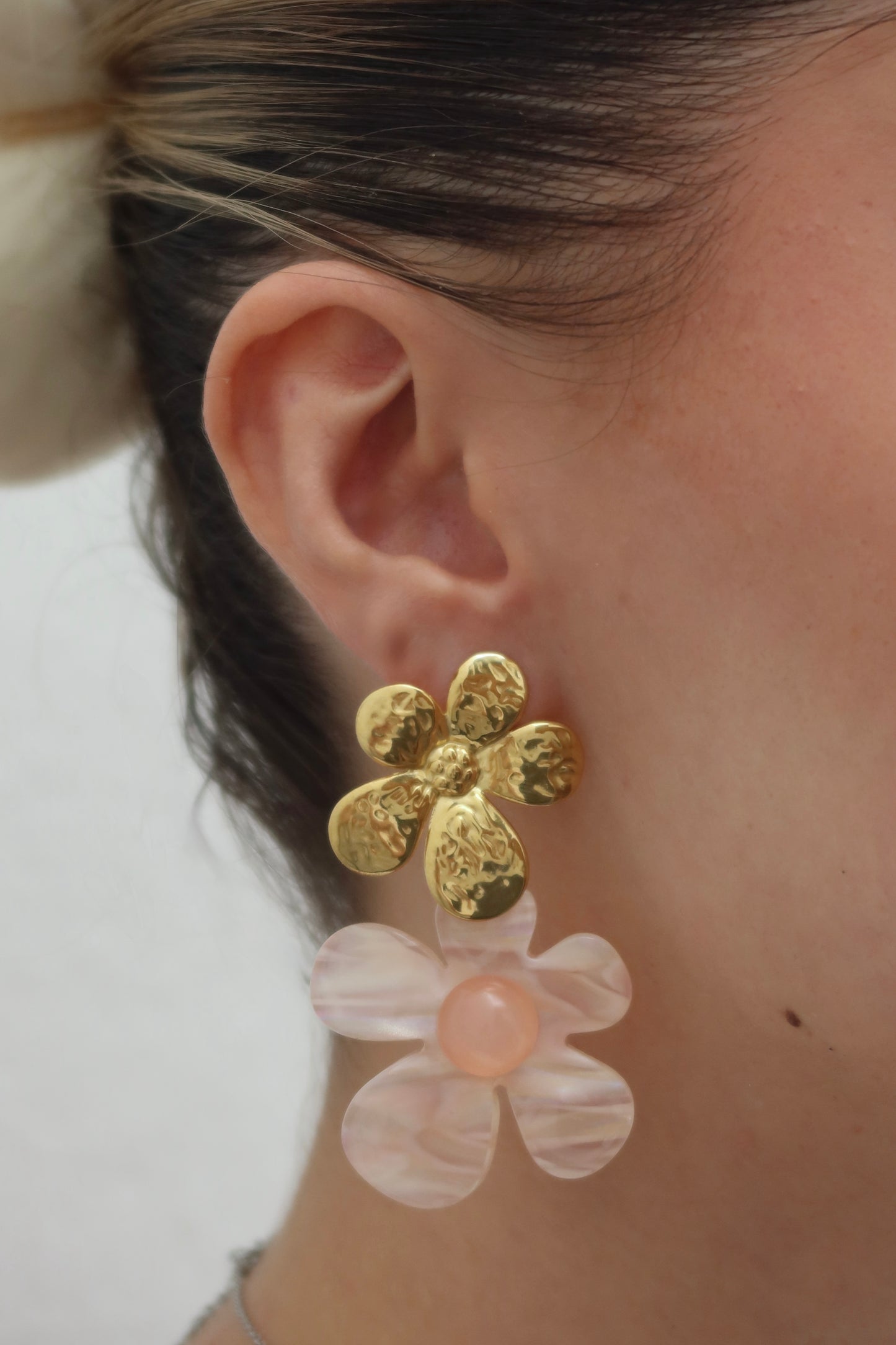 Aretes con flor rosa