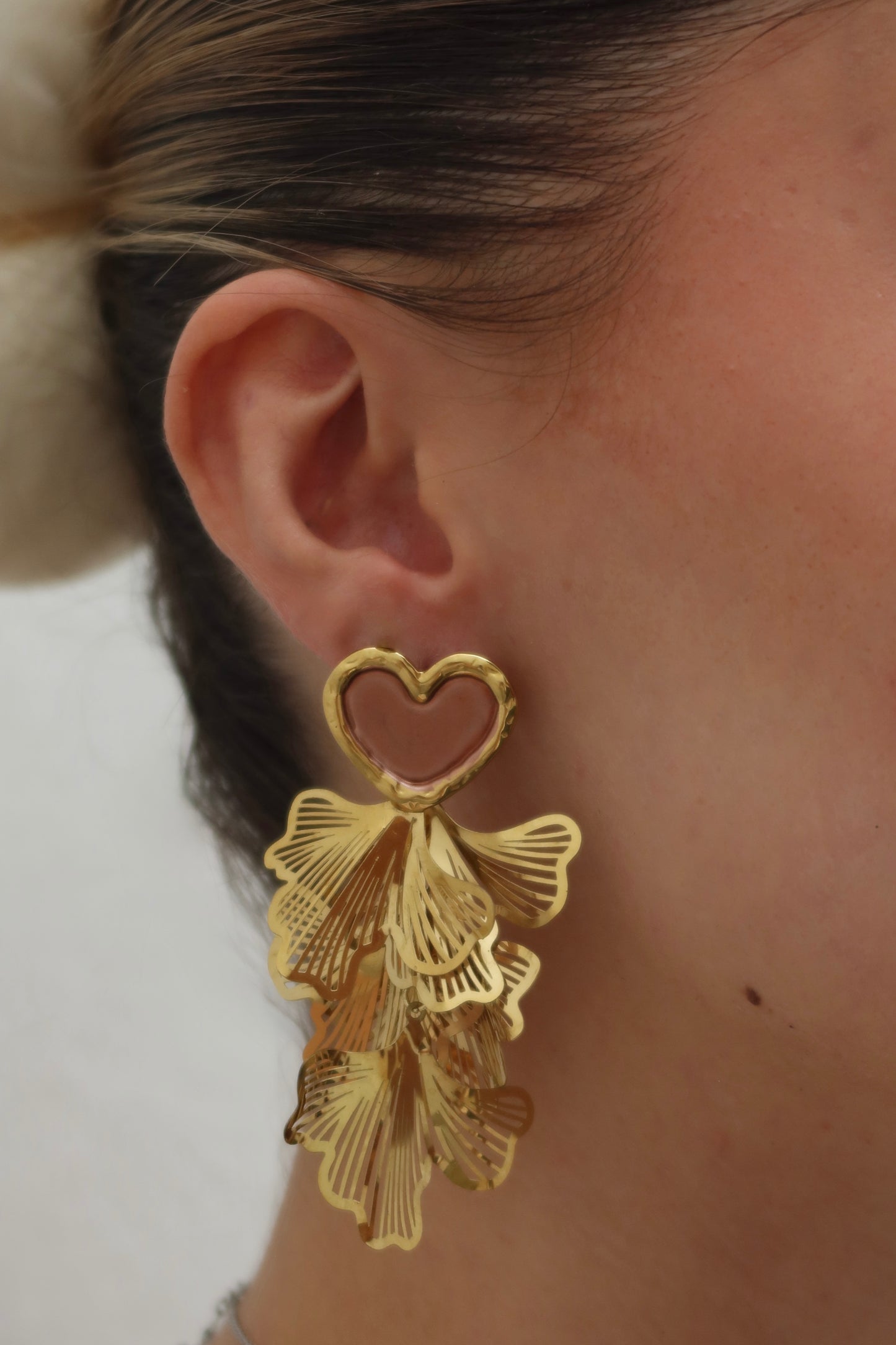 Aretes colgantes corazón.