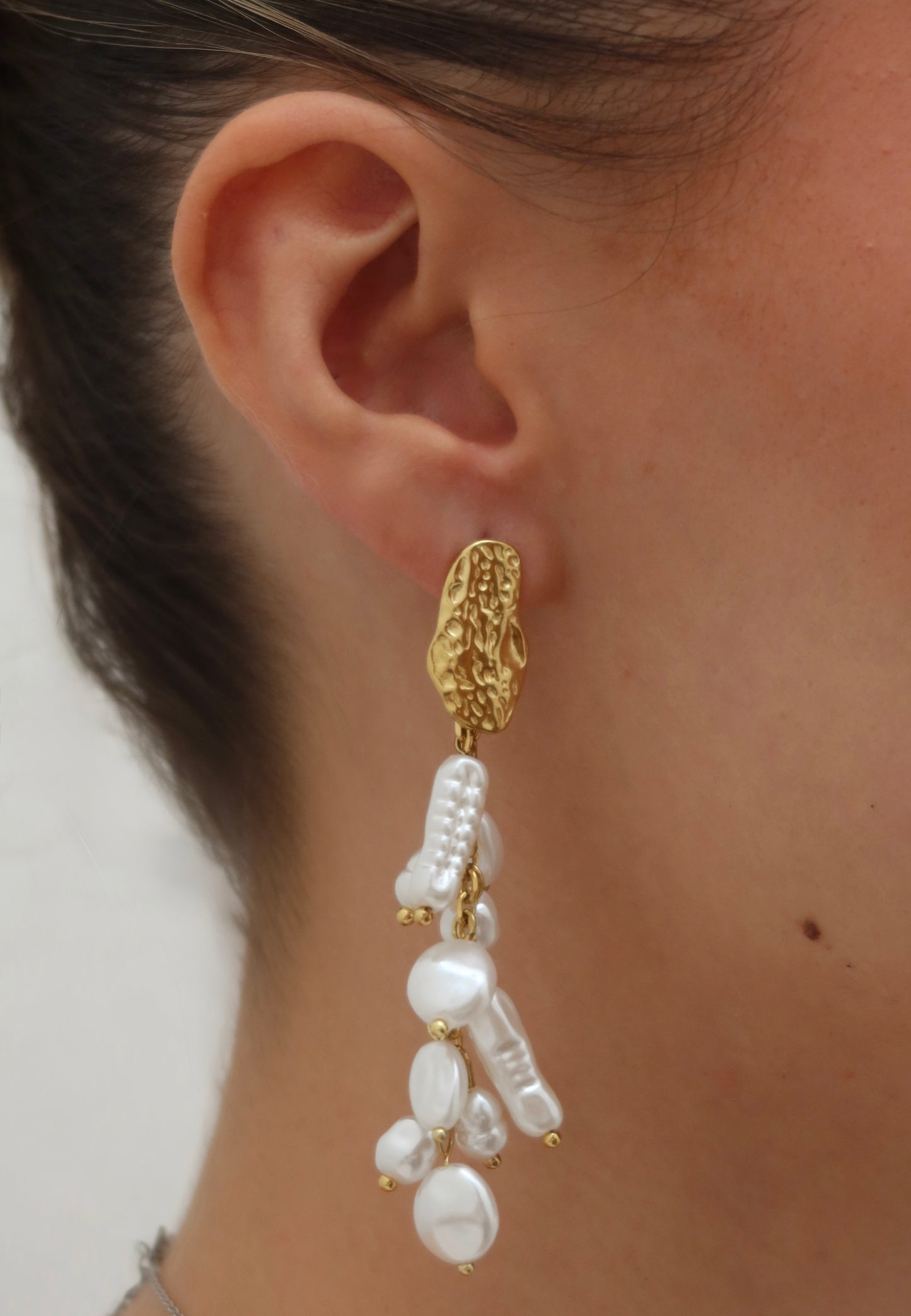 Aretes colgantes con perlas