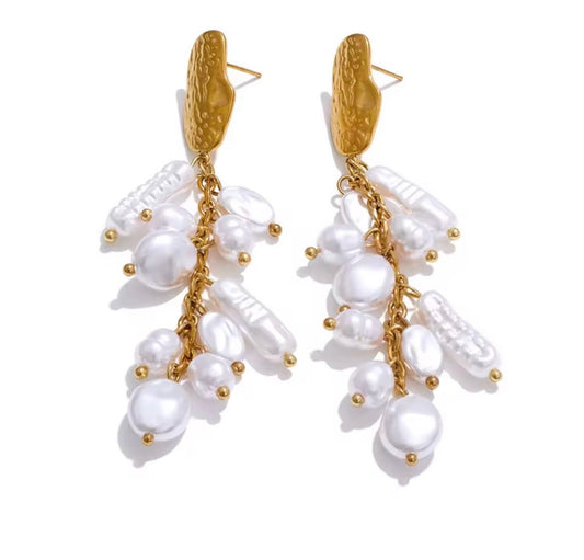 Aretes colgantes con perlas
